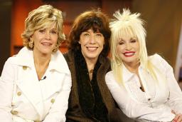 Jane Fonda, Lily Tomlin and Dolly Parton sitting on a couch together.