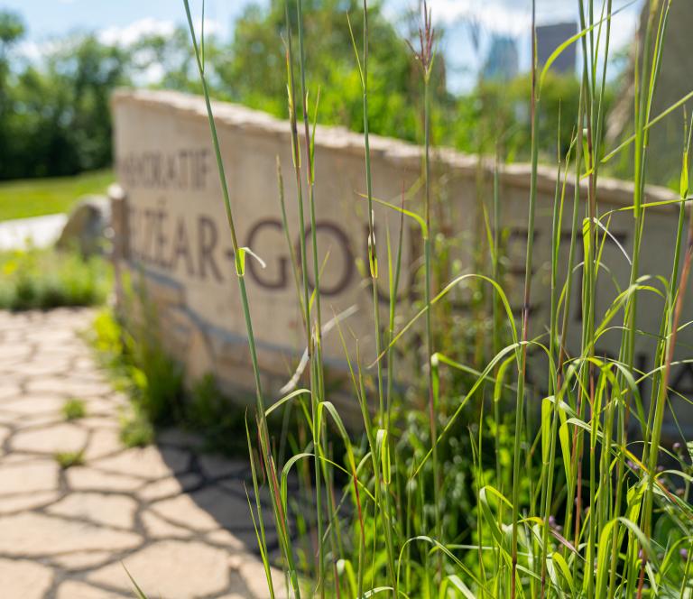 A decorative stone wall carved with the text “Parc commémoratif Elzéar Goulet.” 
